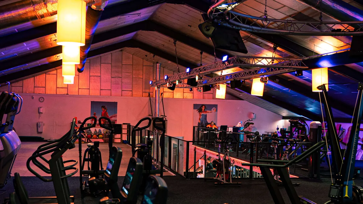 Sfeervol verlichte cardiozone onder het dak van ClubFit Enschede